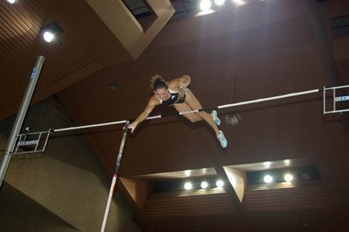 Isinbayeva ups women's pole vault world record