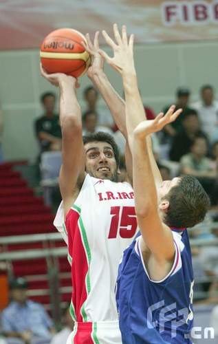 Iran edges out Serbia in warm-up